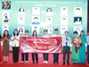 Lãnh đạo Sở GD&ĐT Hà Nội tặng hoa chúc mừng đội tuyển Tiếng Anh.