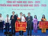 Thứ trưởng Bộ GD&ĐT Phạm Ngọc Thưởng, Phó Bí thư Thường trực Thành ủy Hà Nội Nguyễn Văn Phong trao cờ thi đua của UBND TP Hà Nội cho các đơn vị.