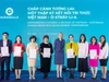 Bà Gillian Bird - Đại sứ Australia tại Việt Nam trao tặng chứng nhận cho các đối tác Việt Nam.