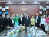 Các đại biểu chụp ảnh lưu niệm.