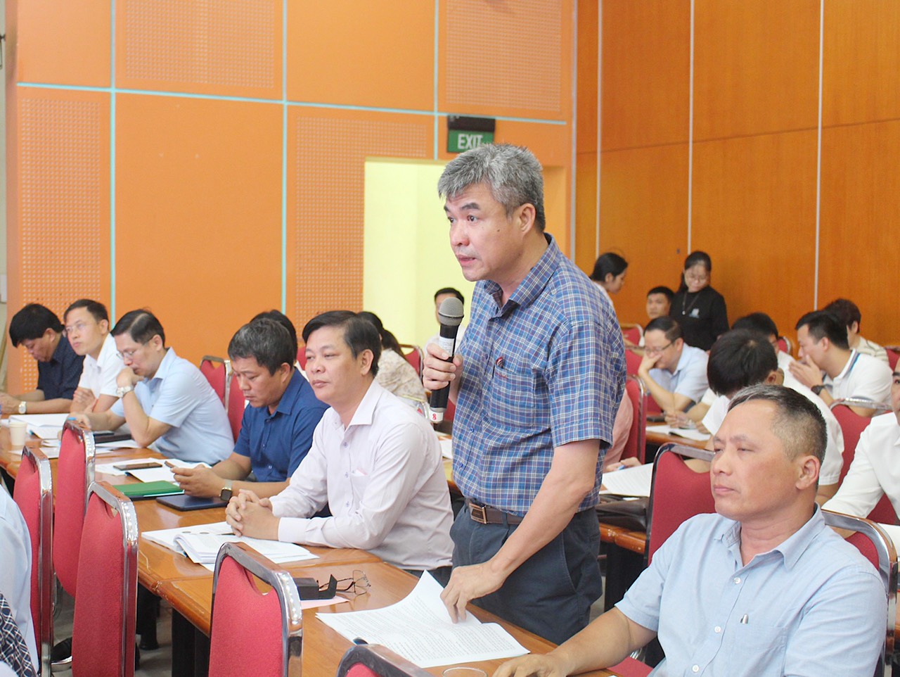 Đại biểu tham gia đóng góp ý kiến.