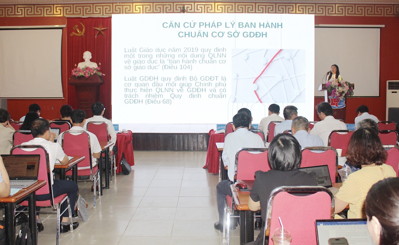 Bà Nguyễn Thị Thu Thuỷ, Phó Vụ trưởng Vụ Giáo dục học trình bày điểm chính của Dự thảo.