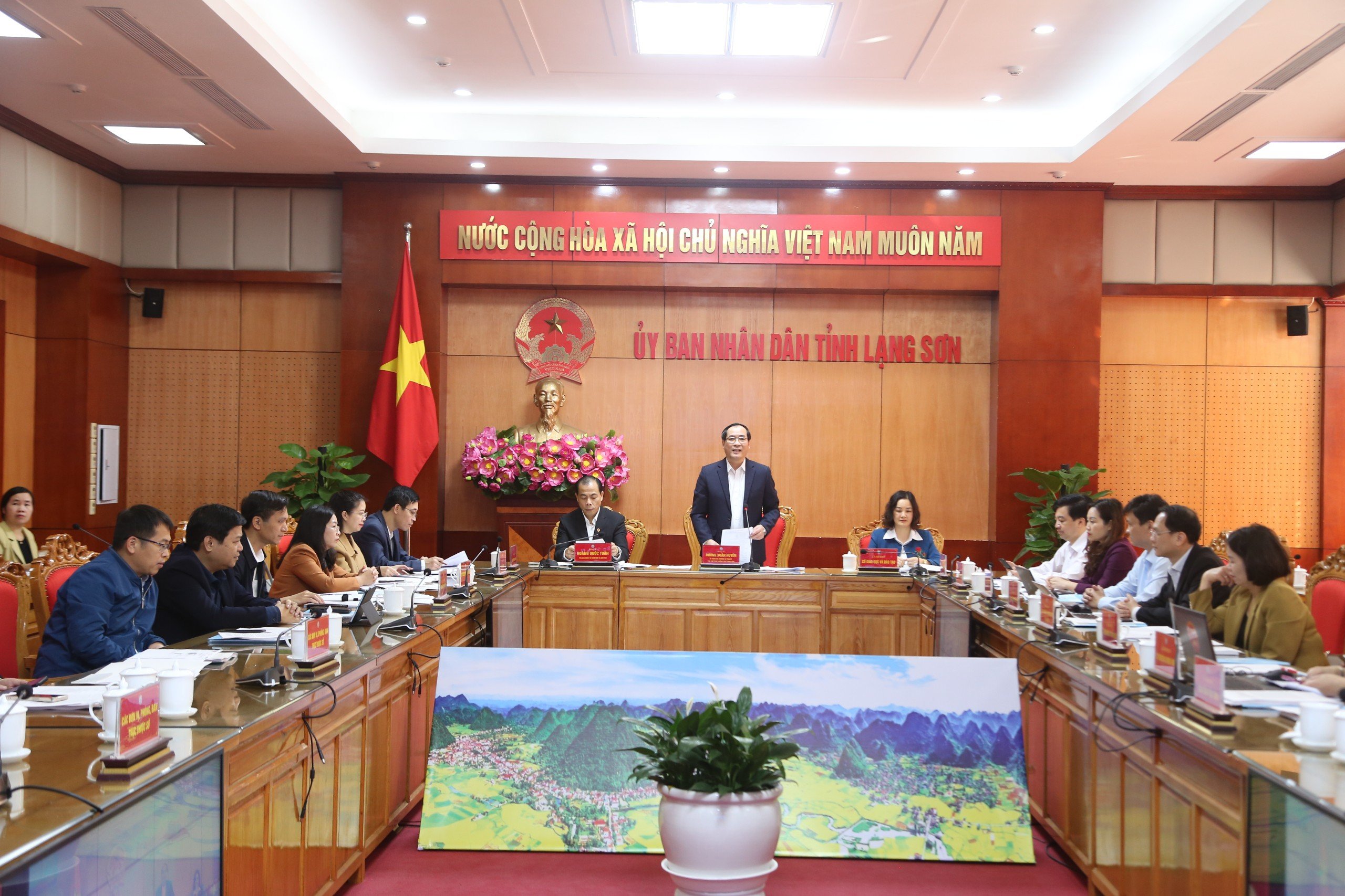 Ông Dương Xuân Huyên - Phó Chủ tịch UBND tỉnh Lạng Sơn phát biểu tại điểm cầu tỉnh Lạng Sơn. Ông Dương Xuân Huyên - Phó Chủ tịch UBND tỉnh Lạng Sơn phát biểu tại điểm cầu tỉnh Lạng Sơn.
