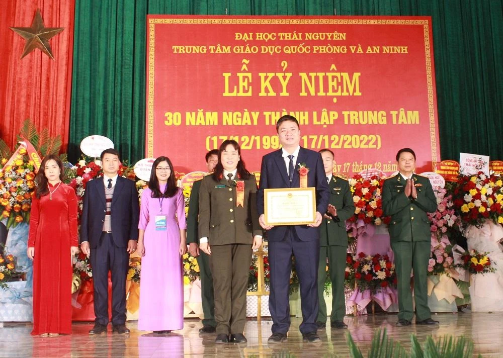 Khen thưởng cho tập thể, cá nhân Trung tâm GDQP&amp;AN Đại học Thái Nguyên.