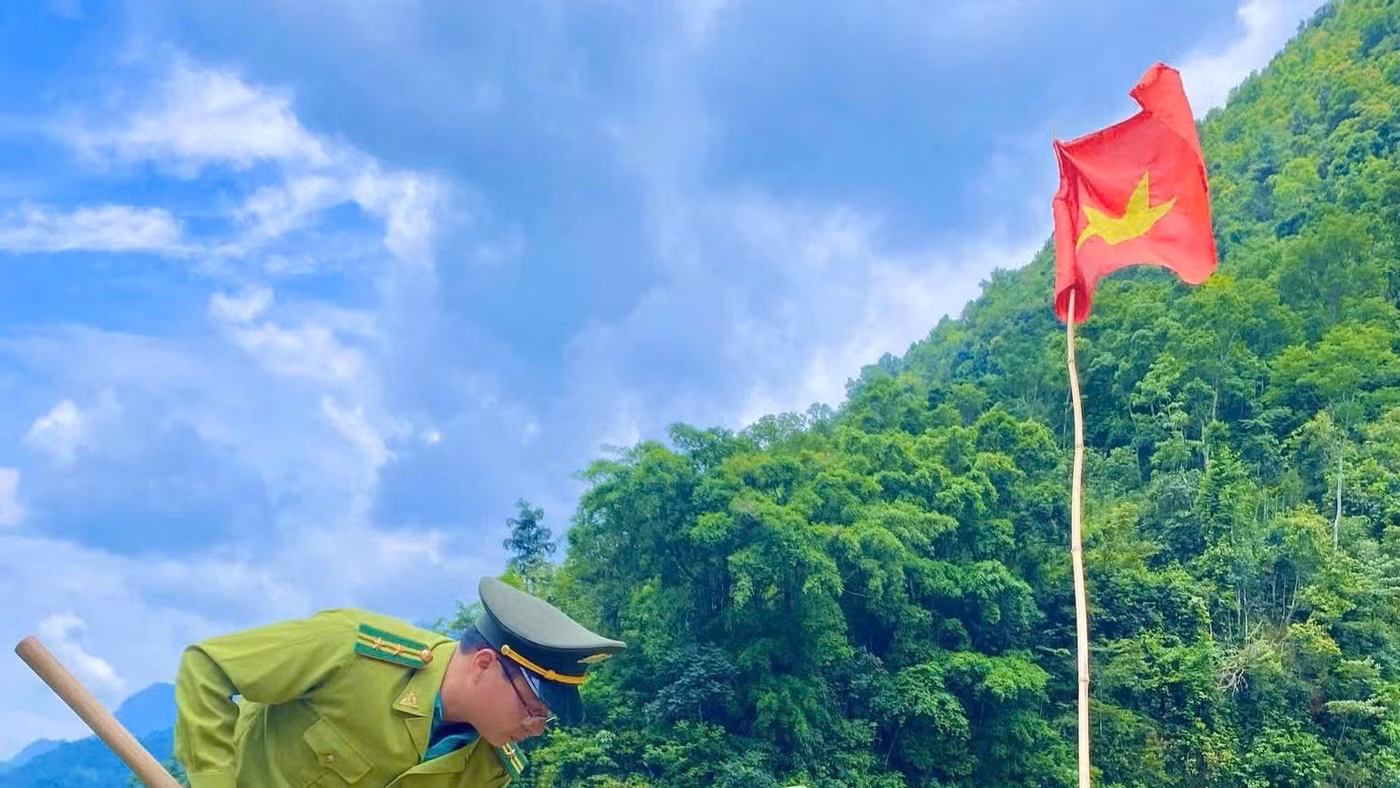 Kiểm lâm Khu bảo tồn thiên nhiên Mường La trồng cây xanh.