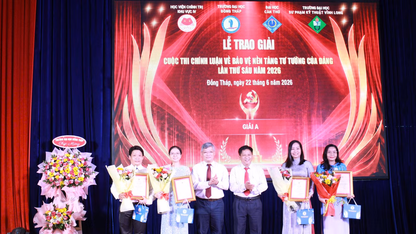 Trao giải A cho các tác giả, nhóm tác giả thuộc khối cán bộ, giảng viên ở tất cả các thể loại. Ảnh: D.U.