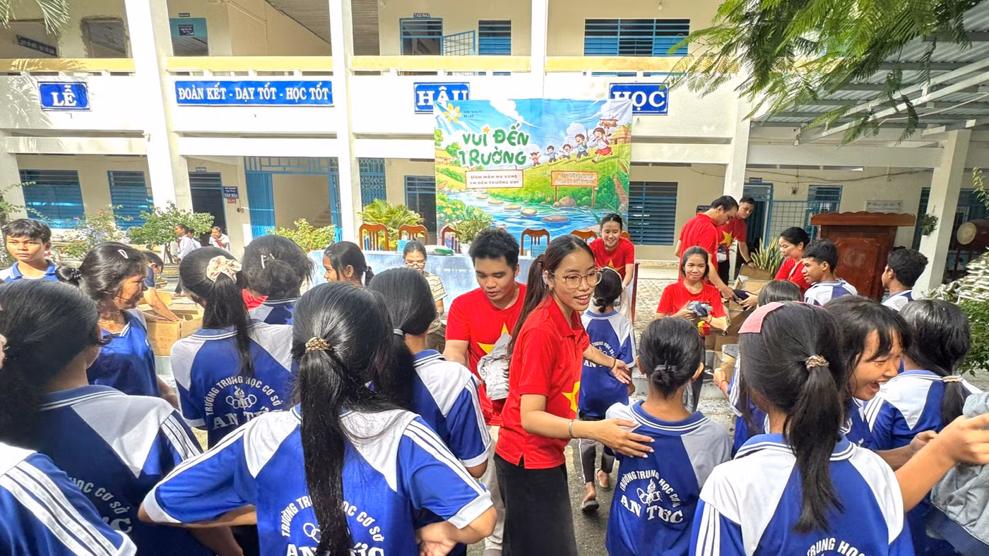Chương trình "Em đến trường vui" dành cho học sinh dân tộc xã Ô Lâm, tỉnh An Giang.