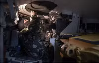 Hình ảnh hiếm kíp lái T-90M Proryv tại điểm nóng