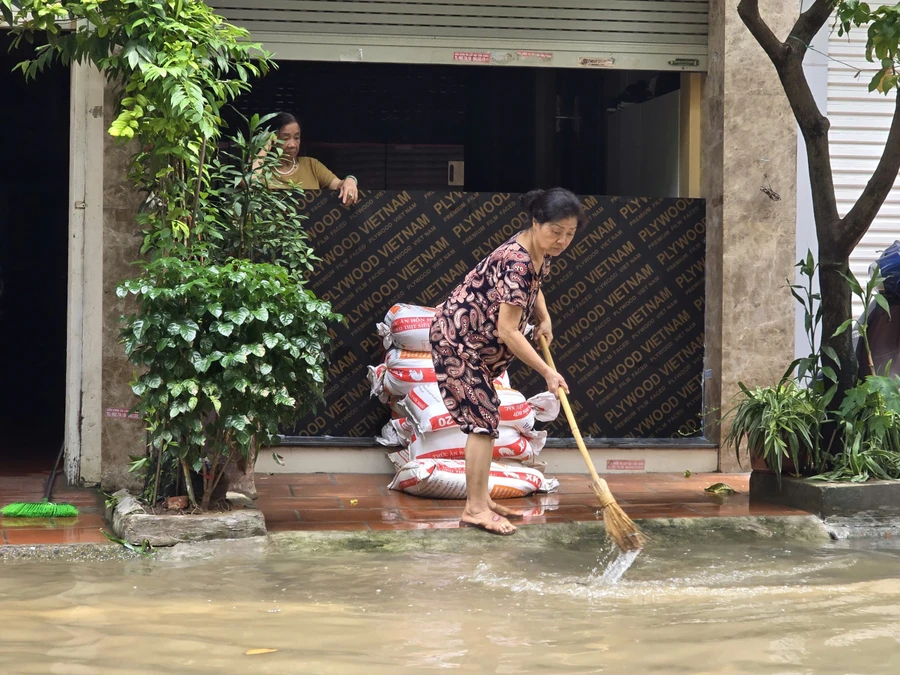 Hà Nội: Người dân ven sông Hồng bắt đầu dọn dẹp sau khi lũ giảm dần