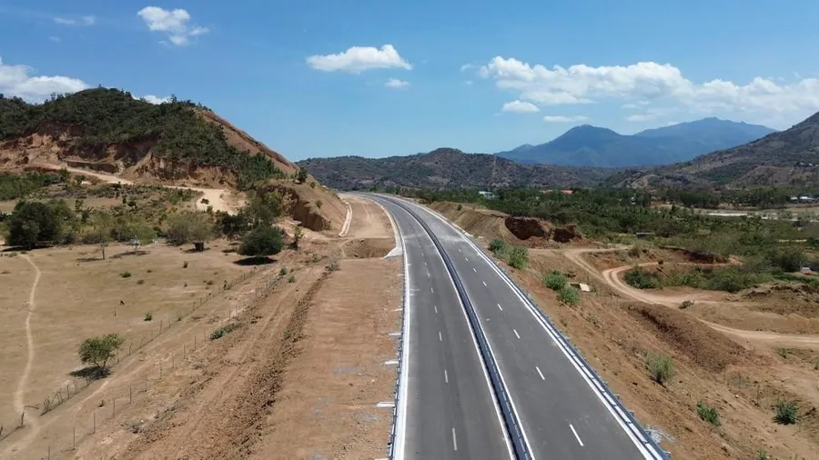 Bộ GTVT khởi công 7 dự án đường bộ, nối thông 653 km cao tốc Bắc - Nam