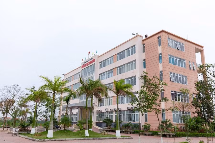 Trường Đại học Thành Đông địa chỉ tại Số 3 đường Vũ Công Đán, phường Tứ Minh, TP Hải Dương, tỉnh Hải Dương.