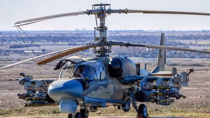 Trực thăng Ka-52 trang bị tên lửa Igla-V, tên lửa chống tăng Vikhr-1 và Ataka, bệ phóng B-8V-20.