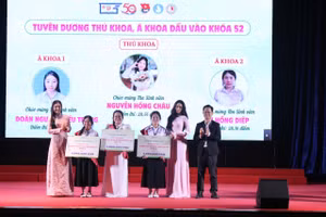 Các thủ khoa, á khoa Khoa Giáo dục Mầm non, Trường ĐH Sư phạm TPHCM trong lễ tuyên dương của khoa dành cho tân sinh viên