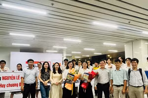 Giáo viên Trường THPT chuyên Lê Hồng Phong (TPHCM) trong buổi đón học sinh đạt Huy chương đồng Olympic Trí tuệ nhân tạo quốc tế. Ảnh: P.N