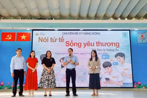Trường THPT Trường Chinh (phường Đông Hưng Thuận, TPHCM) tổ chức các chuyên đề kỹ năng sống cho học sinh. Ảnh: P.N.