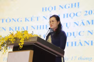 Bà Lê Thuỵ Mỵ Châu, Phó Giám đốc Sở GD&ĐT TPHCM phát biểu tại hội nghị. 
