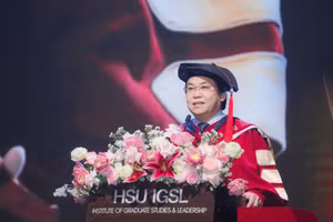 PGS.TS. Nguyễn Hữu Huy Nhựt, Hiệu trưởng Trường Đại học Hoa Sen phát biểu tại Lễ Tốt nghiệp Thạc sĩ HSU 2026. Ảnh: A.T