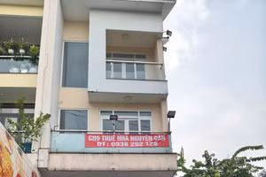 Nơi đặt trụ sở trung tâm Nhật ngữ Shizen nay đã dán bảng cho thuê nguyên căn. Ảnh: PHCC