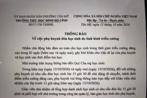Thông báo của Trường tiểu học Đinh Bộ Lĩnh về việc đón học sinh do tình hình triều cường. Ảnh: Phương Nhi