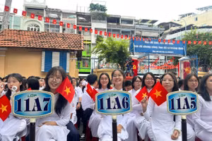Học sinh Trường THPT Trần Khai Nguyên (phường An Đông, TPHCM) trong lễ khai giảng năm học mới, sáng 5/9. 