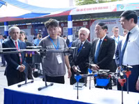 Các đại biểu tham quan gian hàng trong hội nghị.