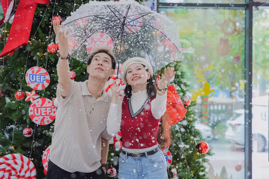 Điểm check in có 'tuyết rơi' chuẩn Hàn Quốc ở TPHCM khiến sinh viên mê mẩn