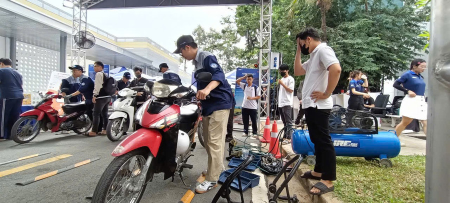 Hơn 1.000 xe máy sinh viên Trường ĐH Sư phạm Kỹ thuật TPHCM được chăm sóc, bảo dưỡng miễn phí tại Uni Care Day