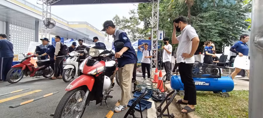 Hơn 1.000 xe máy sinh viên Trường ĐH Sư phạm Kỹ thuật TPHCM được chăm sóc, bảo dưỡng miễn phí tại Uni Care Day