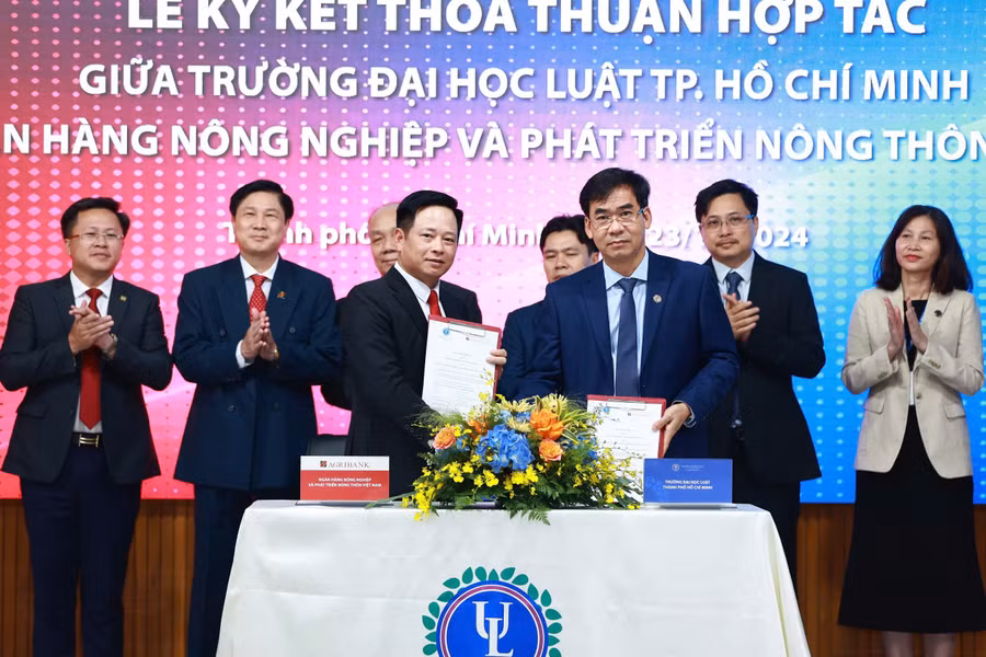 Trường Đại học Luật TPHCM (ULAW) và AGRIBANK đã tổ chức lễ ký kết thỏa thuận hợp tác toàn diện trong nhiều lĩnh vực.