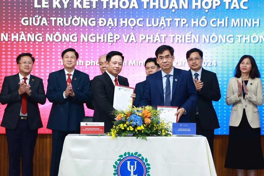 Trường Đại học Luật TPHCM (ULAW) và AGRIBANK đã tổ chức lễ ký kết thỏa thuận hợp tác toàn diện trong nhiều lĩnh vực.