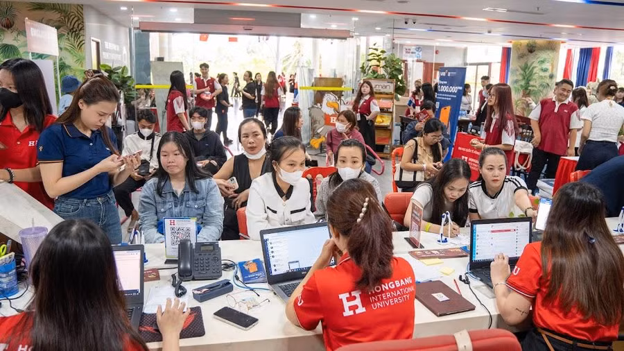 Thí sinh tìm hiểu các ngành học tại Trường ĐH Quốc tế Hồng Bàng. Ảnh HBU
