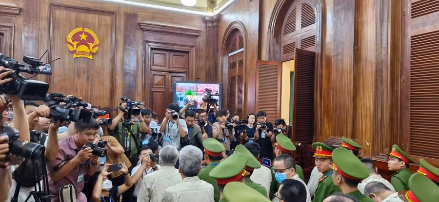 Nhiều nhà báo tác nghiệp tại phiên xử 2 cựu Cục trưởng Đăng kiểm và 252 bị cáo. (Ảnh: T.Tàu)