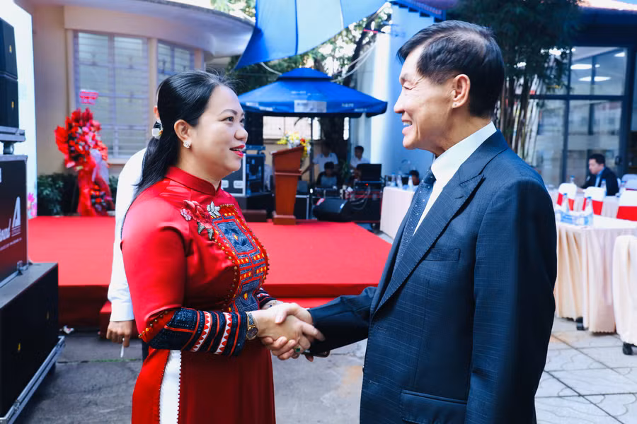 Bà Vũ Thị Huỳnh Mai - Chủ nhiệm Ủy ban về người Việt Nam ở nước ngoài TPHCM bắt tay với ông Johnathan Hạnh Nguyễn - Chủ tịch Tập đoàn Liên Thái Bình Dương (IPP)