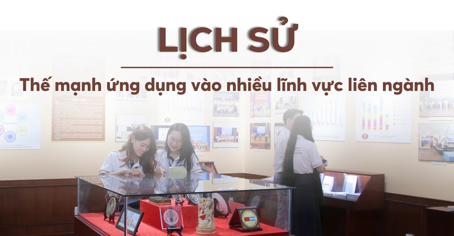 Sinh viên ngành Lịch Sử của Trường ĐH KHXH& NV TPHCM tham quan phòng trưng bày. 