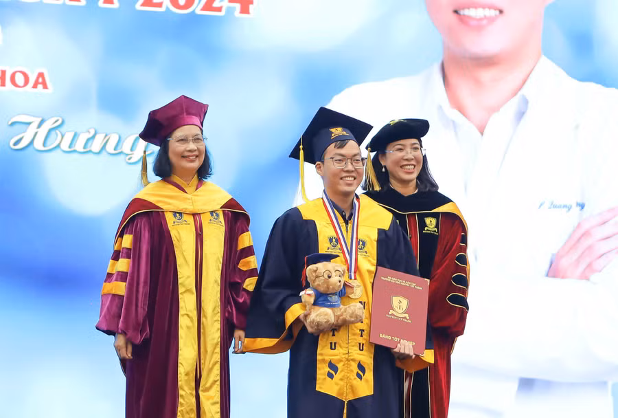 nhung-tan-bac-si-rang-ro-khi-nhan-tam-bang-tot-nghiep-quy-gia-4.jpg