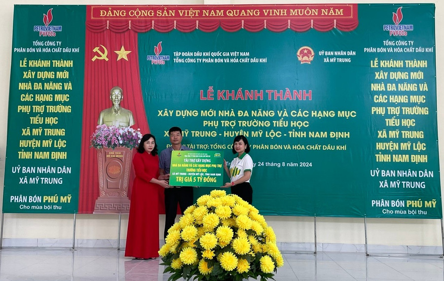 Lễ khánh thành và bàn giao công trình Nhà đa năng và các hạng mục phụ trợ tại Trường Tiểu học xã Mỹ Trung, huyện Mỹ Lộc, tỉnh Nam Định. Ảnh: DNCC