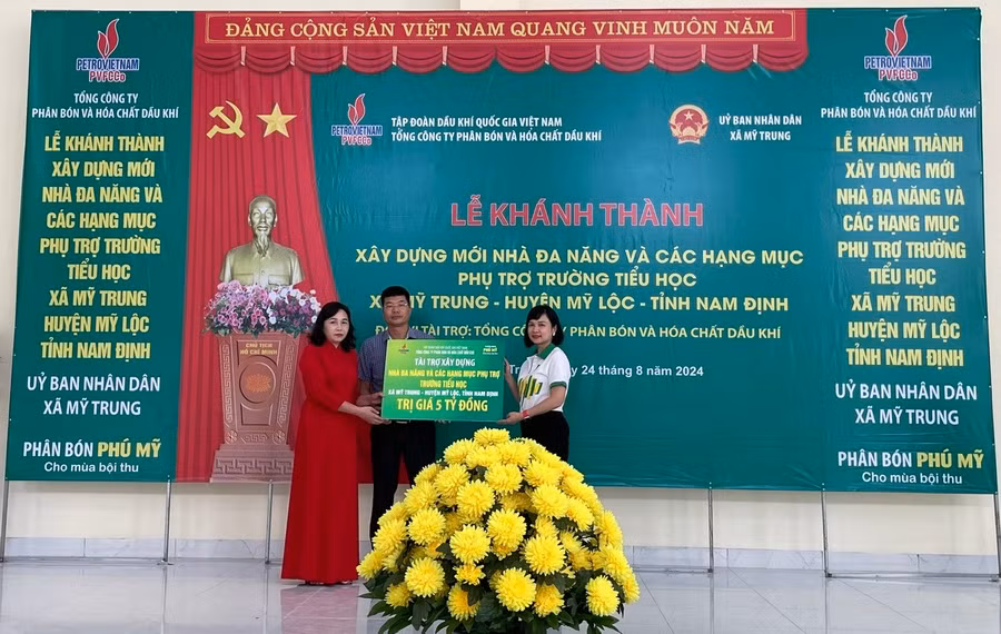 Lễ khánh thành và bàn giao công trình Nhà đa năng và các hạng mục phụ trợ tại Trường Tiểu học xã Mỹ Trung, huyện Mỹ Lộc, tỉnh Nam Định. Ảnh: DNCC