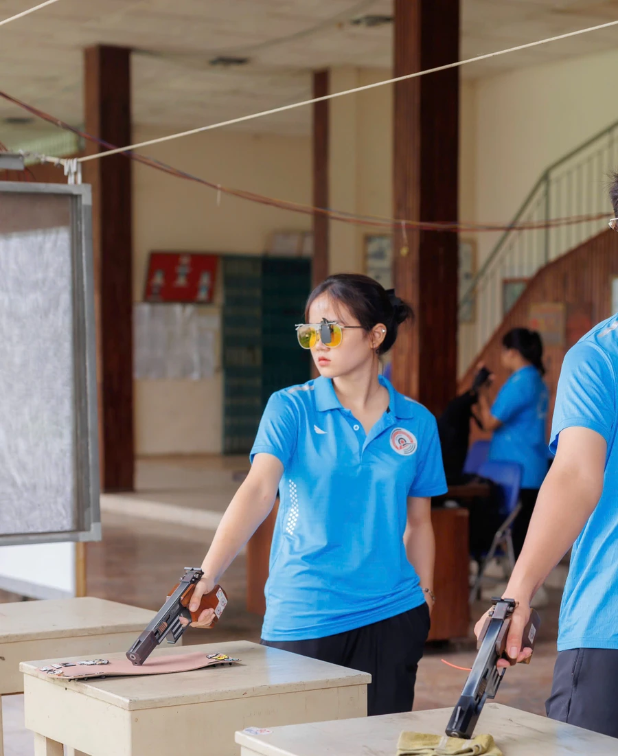 Sinh viên Trần Hoàng Anh Thuy – ngành Quan hệ công chúng, đạt nhiều thành tích xuất sắc trong bộ môn súng ngắn hơi.