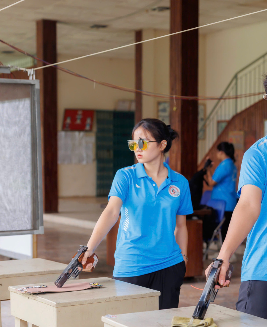 Sinh viên Trần Hoàng Anh Thuy – ngành Quan hệ công chúng, đạt nhiều thành tích xuất sắc trong bộ môn súng ngắn hơi.