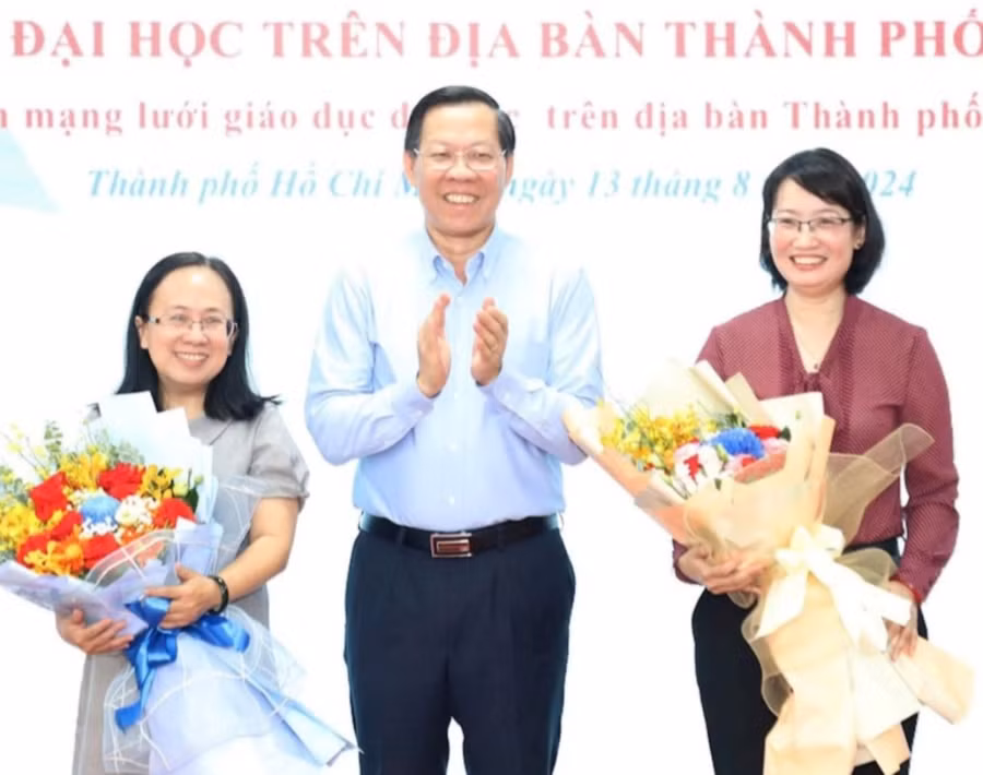 Chủ tịch UBND TPHCM Phan Văn Mãi trao hoa chúc mừng bà Trần Thị Diệu Thúy (bên phải) và bà Đinh Thị Thanh Thủy. Ảnh: T.Thuyền