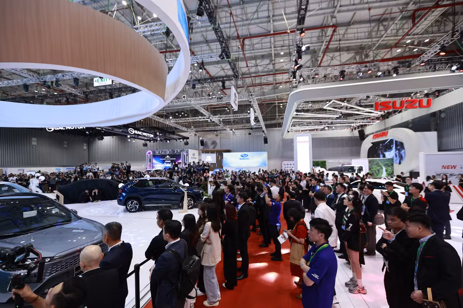 Khách tham quan tại Vietnam Motor Show 2024.