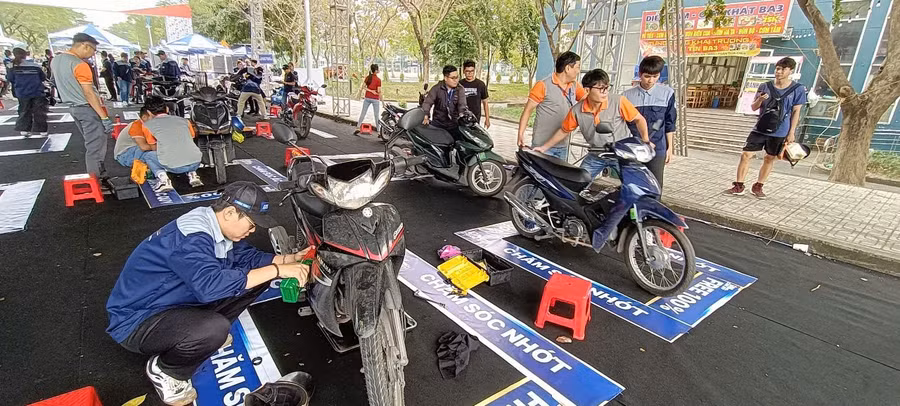 Sinh viên KTX Đại học Quốc gia TPHCM được thay nhớt, kiểm tra xe máy miễn phí