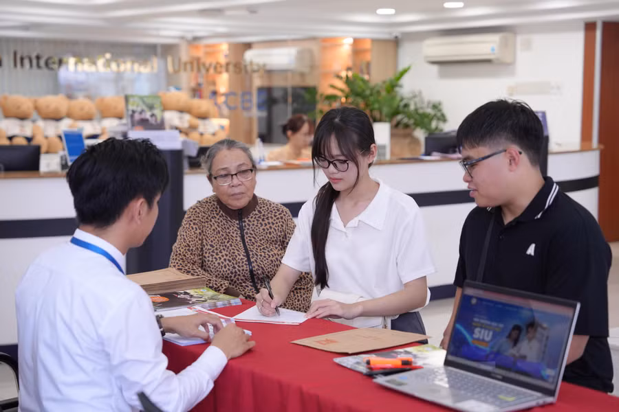 Thí sinh và phụ huynh đến SIU tham quan, tham khảo về thông tin xét tuyển. Ảnh: SIU