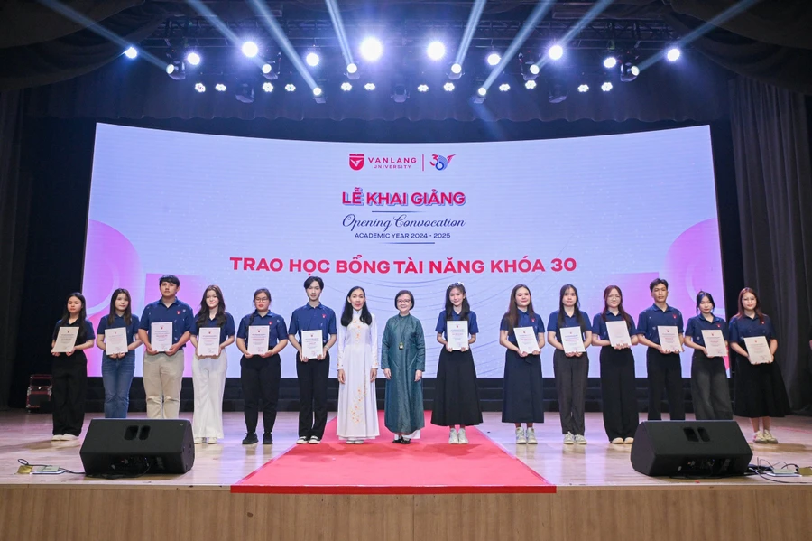 Trường ĐH Văn Lang trao tặng 275 suất học bổng tài năng cho tân sinh viên 