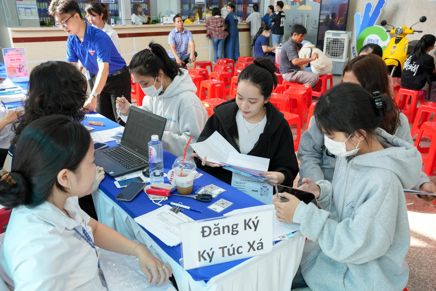 Các sinh viên tình nguyện tại NTTU nhiệt tình hỗ trợ tân sinh viên trong từng bước của quá trình nhập học, từ việc hướng dẫn ghi phiếu đăng ký, hỗ trợ tìm nhà trọ, tư vấn ký túc xá.. (2).JPG