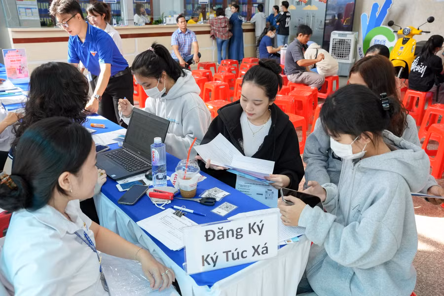 Các sinh viên tình nguyện tại NTTU nhiệt tình hỗ trợ tân sinh viên trong từng bước của quá trình nhập học, từ việc hướng dẫn ghi phiếu đăng ký, hỗ trợ tìm nhà trọ, tư vấn ký túc xá.. (2).JPG