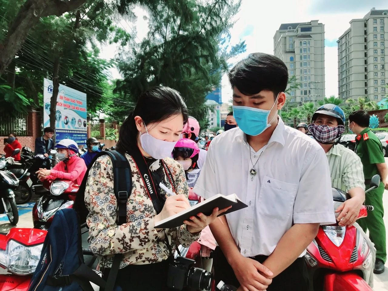 Nhà báo Khánh Chi tác nghiệp tại loạt bài “Bất cập trong tuyển sinh lớp 6 nguồn” (ảnh Khánh Chi).