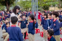 Học sinh Trường Tiểu học Trần Nhân Tông (Nam Định, Ninh Bình) hào hứng tham gia hoạt động giao lưu trong giờ sinh hoạt tập thể.