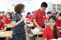 Giờ học môn Tiếng Anh của cô và trò Trường THCS Bế Văn Đàn (quận Đống Đa, Hà Nội). Ảnh: INT