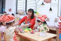 Cô giáo hướng dẫn hoạt động góc cho trẻ tại Trường Mầm non Họa Mi (Hoàng Liệt, Hà Nội). Ảnh: Khôi Nguyên